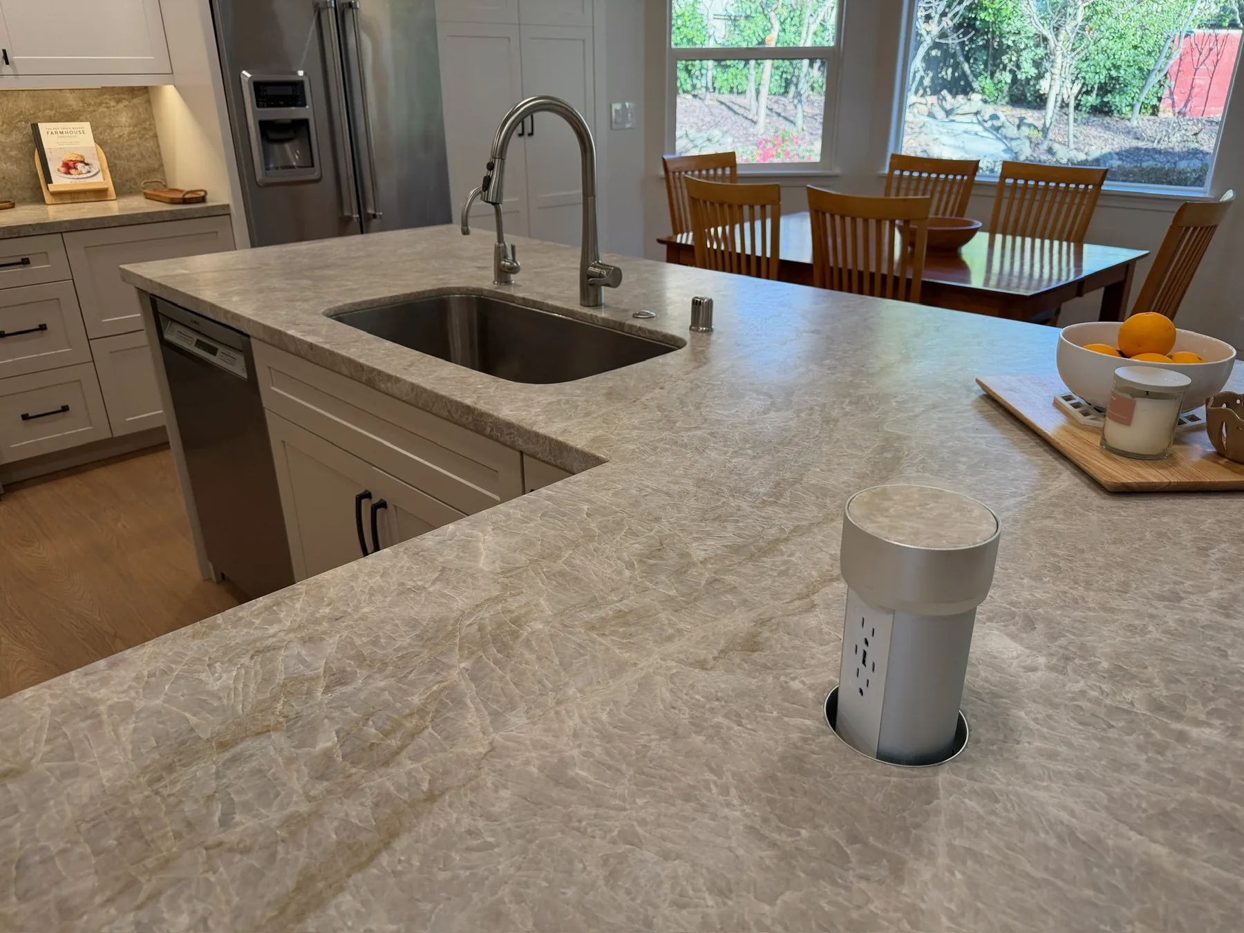 Flush pop-up countertop receptacle
